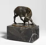 Esel, am Bein knabbernd by August Gaul, 1915, Bronze mit dunkelbrauner Patina, auf Marmorsockel montiert, sold Dec 2023