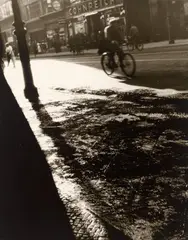 Berlin by György Kepes, 1930, Späterer Silbergelatineabzug. Agfa-Papier, sold Dec 2021