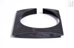 Carré ouvert by Márta Pán, 1999, Bronze, sculpture hors commercie, sold May 2025