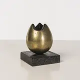 Oeuf cassé by Momcilo Milovanovic, Bronze doré sur socle en marbre, sold Jun 2017