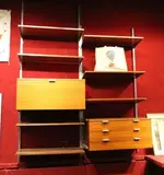 Bibliothèque murale, modèle " CSS ", en placage de palissandre, verre et structure en aluminium avec 15 étagères et 5 modules. Modèle créé en 1958. Hauteur : 24 by George Nelson, Photographie illustrative prise avant démontage, sold Dec 2022