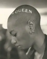 Gin Clarke “McQueen”, défilé Alexander McQueen by Michael Roberts, 2018, Tirage argentique d’époque Photographie :, sold May 2026