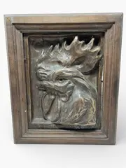 & ÉTABLISSEMENTS GENTIL & BOURDET (éditeur) « Chantecler by Paul Jouve, Panneau en céramique à décor en haut-relief d’une tête de coq enchâssé dans un cadre en bo, sold May 2026