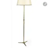 Pied de lampadaire sur base tripode ; la prise centrale formant motif décoratif by Riccardo Scarpa, Épreuve en bronze, sold Mar 2026