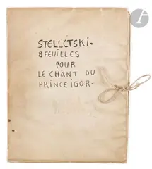 Chemise comprenant 7 feuilles de dessins de Stelletsky pour Le Prince Igor. La chemise est titrée à l’encre de Chine par Stelletsky : « STELLCTSKI. / 8 FEUILLES by Dimitri Semenovich Stelletsky, Gouache marron et bleue (N°1-3 et, sold Feb 2026
