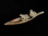Deux grenouilles sur une feuille by Claudiu Filimon, Bronze à patine verte, sold Dec 2025