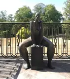 Lora by Ella Tulin, 1989, Bronze à patine verte figurant une femme nue assise, sold Sep 2026
