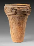 Sans titre by Urne Japon - Période Jomon, Terre cuite La panse conique s'évasant vers la lèvre, à décor géométrique de boudins et st, sold Jun 2024