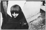 Nina, enfant au voile, Colombie (Amérique du Sud). Circa 1955 by Jesse A. Fernández, Tirage argentique postérieur réalisé par le photographe (1978) sous passe-partout et encad, sold Nov 2025