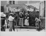 Studio d’un photographe en extérieur, Mexique (Amérique du Sud). Circa 1958 by Jesse A. Fernández, Tirage argentique d’époque réalisé par le photographe, sold Nov 2025