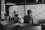 Fabrication de tonneaux («Tonelero»), Cuba. Circa 1956 by Jesse A. Fernández, Tirage argentique d’époque réalisé par le photographe, sold Nov 2025