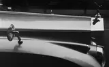 Automobile, capot d’une voiture (Rolls-Royce ?). Circa 1950-60 by Jesse A. Fernández, Tirage argentique d’époque réalisé par le photographe, sold Nov 2025