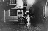 Raquel Revuelta, Manuel Corrales et Mariano Rodriguez sortant de la «Bodeguita del Medio», La Havane, Cuba. Circa 1958 by Jesse A. Fernández, Tirage argentique d’époque, réalisé par le photographe, sous passe-partout et encadré, sold Nov 2025
