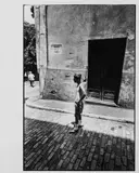 Personnage dans la rue, Puerto Rico (Amérique du Sud). Circa 1970 by Jesse A. Fernández, Tirage argentique d’époque réalisé par le photographe, sold Nov 2025