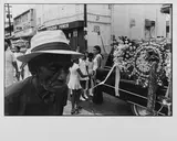Personne devant un enterrement, Puerto Rico (Amérique du Sud). Circa 1970 by Jesse A. Fernández, Tirage argentique d’époque réalisé par le photographe, sold Nov 2025