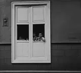 Enfants à la fenêtre. Circa 1970 by Jesse A. Fernández, Tirage argentique d’époque réalisé par le photographe, sold Nov 2025