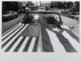 Le drapeau américain et le drapeau cubain sur une voiture, Etats-Unis. Circa 1960-70 by Jesse A. Fernández, Tirage argentique d’époque réalisé par le photographe, sold Nov 2025