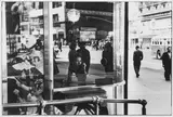 Une femme parlant au téléphone à travers une vitrine et reflets d’une rue, Broadway, New York, Etats-Unis. Circa 1955 by Jesse A. Fernández, Tirage argentique postérieur (1978) réalisé par le photographe, sous passe-partout et enca, sold Nov 2025