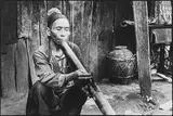 Fumeur, pipe en bambou (Asie, Thaïlande). Circa 1978 by Jesse A. Fernández, Tirage argentique d’époque réalisé par le photographe, sold Nov 2025