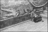 Mendiante, femme assise dans la rue (Asie, Thaïlande). Circa 1978 by Jesse A. Fernández, Tirage argentique d’époque réalisé par le photographe, sold Nov 2025