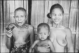 Deux femmes dénudées et un enfant (Asie, Thaïlande). Circa 1978 by Jesse A. Fernández, Tirage argentique d’époque réalisé par le photographe, sold Nov 2025
