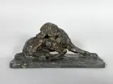 Epagneul se grattant by René Paris, Epreuve en bronze à patine brun nuancé, sold Feb 2024