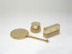 Toilettegarnitur – bestehend aus einem Handspiegel, einer rechteckigen und einer runden Bürste by Emil Lettré, Um 1926, Silber, getrieben, ziseliert, feuervergoldet; Spiegelglas; Holz; natürliches Borstenhaar. 32,3 cm / 14,3 cm / Ø 7,8 cm (, sold Nov 2017