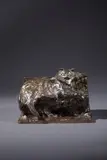 Chat au canapé by Théophile Steinlen, Epreuve en bronze patiné signé et numéro à l’encre au revers, sold Oct 2025