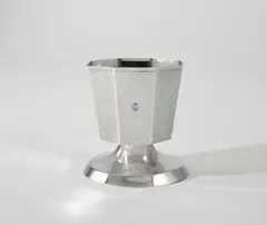 Zigarettenbecher by Emil Lettré, Um 1920, Silber, getrieben, gelötet, ziseliert. 6,8 cm, Ø 6,8 cm (2 ⅝ in., Ø 2 ⅝ in.), sold Nov 2017