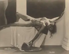 Salomé by František Drtikol, 1925, Vintage. Silbergelatineabzug auf postkartengroßem Photopapier mit schwarzen Art-Deco-Randlinien (nicht abgebildet), sold Nov 2017