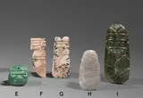 Jadeanhänger – Großer ovaler Axtgott in Form eines stark stilisierten Menschen. 600–1200 n. Chr by Kultur der Guanacaste Präkolumbisch, Dunkle, hell geäderte Jade, sold Nov 2017