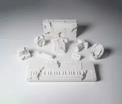 Daniel ARSHAM (Américain, né en 1980) Future Relics, Complete Excavation Set of Nine, 2013-18 by Daniel Arsham, Plâtre et fragment de verre Plaster with glass fragments Dans leurs boites In their origin, sold Mar 2021