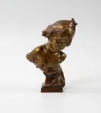 Petite fille souriante by Juan Clara, Épreuve en bronze patiné doré médaille nuancé, sold Oct 2025
