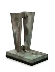 Sans titre by Giò Pomodoro, Épreuve en bronze à patine verte nuancée, sold Jul 2025