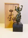 Carmen Castanets by Salvador Dali, Epreuve en bronze à patine verte reposant sur une base en marbre noire, sold Jun 1858