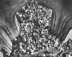 Migration des musulmans lors de l’Inde et du Pakistan, les musulmans se réfugient dans une mosquée by Margaret Bourke-White, 1947, Tirage argentique postérieur, légende manuscrite, crédit du photographe et de Life magazin, sold Nov 2025