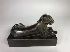 Panthère couchée sur base by Georges Lucien Guyot, Epreuve en bronze à belle patine brun nuancé, sold Feb 2022