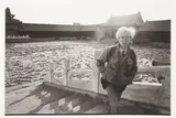 3 photographies : - Andy Warhol (1928-1987) marchant au sein de la Cité Interdite, Pékin, Chine, Asie. Circa 1982 by Christopher Makos, Photographie : impression en noir et blanc postérieure (circa, sold Mar 2025