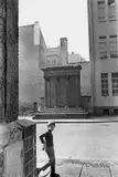 Berlin“ (Koppenplatz, Berlin-Mitte) by Evelyn Richter, Um 1971, Silbergelatineabzug, vor 1982, sold Jun 2016