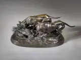 Deux bassets à l'arrêt devant un lièvre by Hippolyte Heizler, Bronze à patine brune, sold Jun 2024