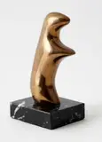 Sans titre - Chien de prairie by Leo Schimanszky, Bronze à patine dorée sur base en marbre, sold Feb 2025