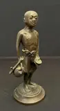 Le servant de la fumerie tenant dans sa main gauche une coupelle et dans sa main droite une théière et une pipe à opium by Ishikawa Kinichiro, Épreuve en bronze signée sur la base et située Hanoï, sold Dec 2024
