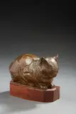 Chat couché en bronze à patine médaille sur un socle en bois by Édouard Navellier, Bronze ciselé et patiné par moi pour l'Exposition Internationale des Arts Décoratifs et In, sold Nov 2022
