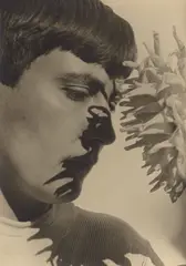 Gerda Kesting“ (Profil mit Blumenschatten) by Edmund Kesting, 1936, Vintage. Silbergelatineabzug, sold Nov 2014