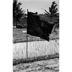 Le drapeau noir by Michel François, 1997, Photographie noir et blanc, sold May 2021