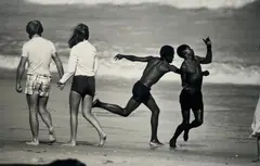 “L’Afrique du Sud à la croisée des chemins”, la ségrégation prend fin, Hommes noir et blanc sur une même plage by Ian Berry, 1981, Tirage RC, crédit du photographe, crédit d’agence et légende tapuscrit en anglais, sold May 2025