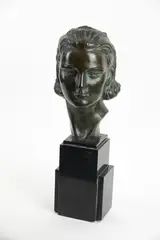 Buste de femme by Ugo Cipriani, Bronze à patine verte, sold Oct 2025