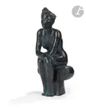 Athéna assise sur une colonne ionique by Mélanie Quentin, Épreuve en bronze à patine verte, sold Jun 2025