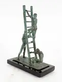 Sans titre - Hommes et échelle by Juan Carlos Pena Delgado, Bronze à patine antique, sold Nov 2023