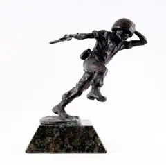 Soldat courant by Fritz White, Bronze à patine foncée, sold Nov 2023